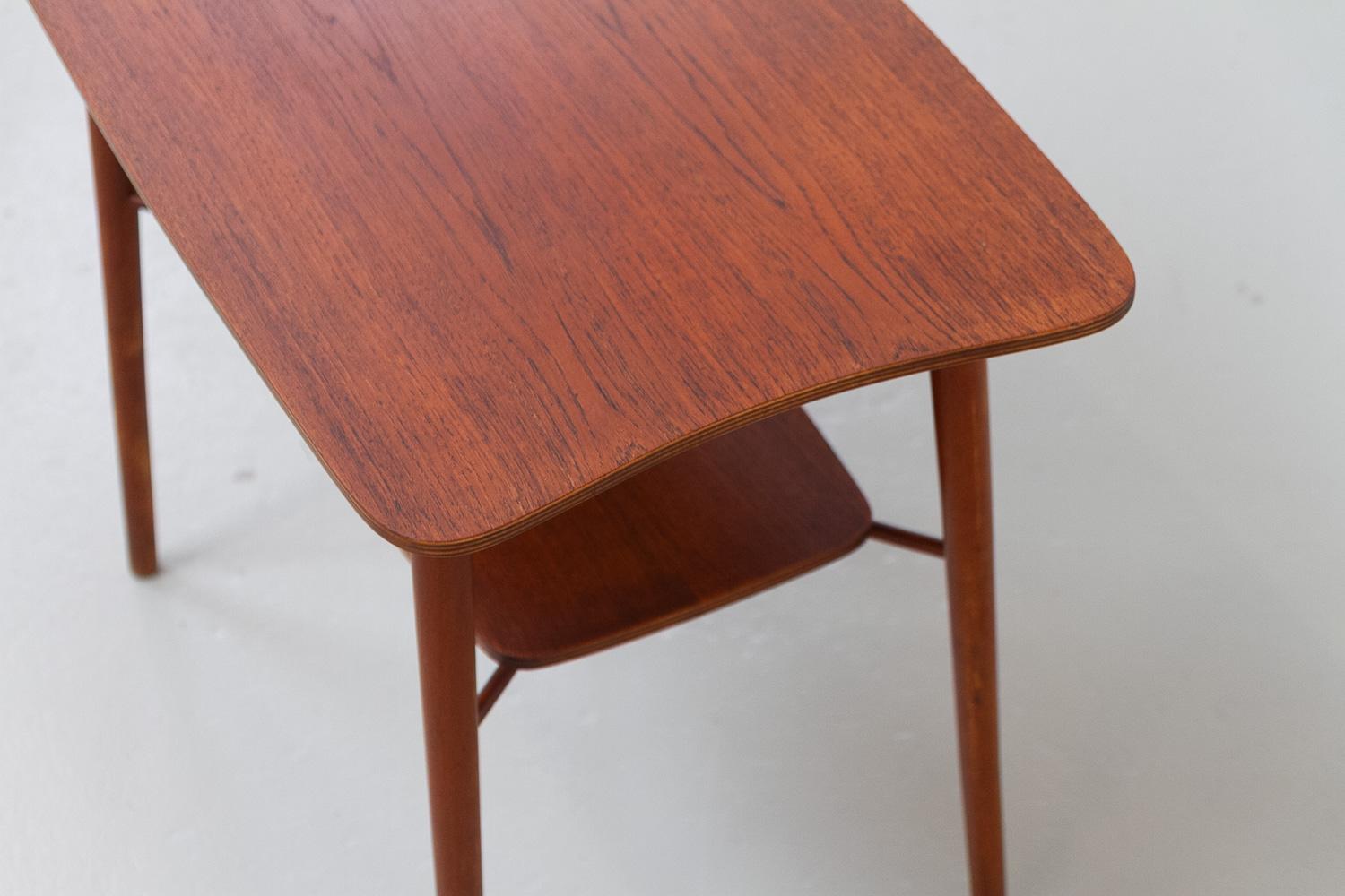 Milieu du XXe siècle Table d'appoint ou table basse organique danoise en teck, années 1940. en vente
