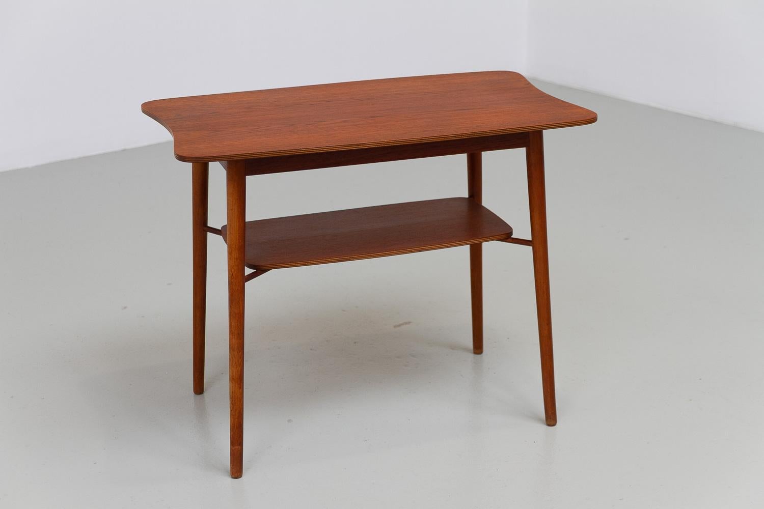 Table d'appoint ou table basse organique danoise en teck, années 1940. en vente 3