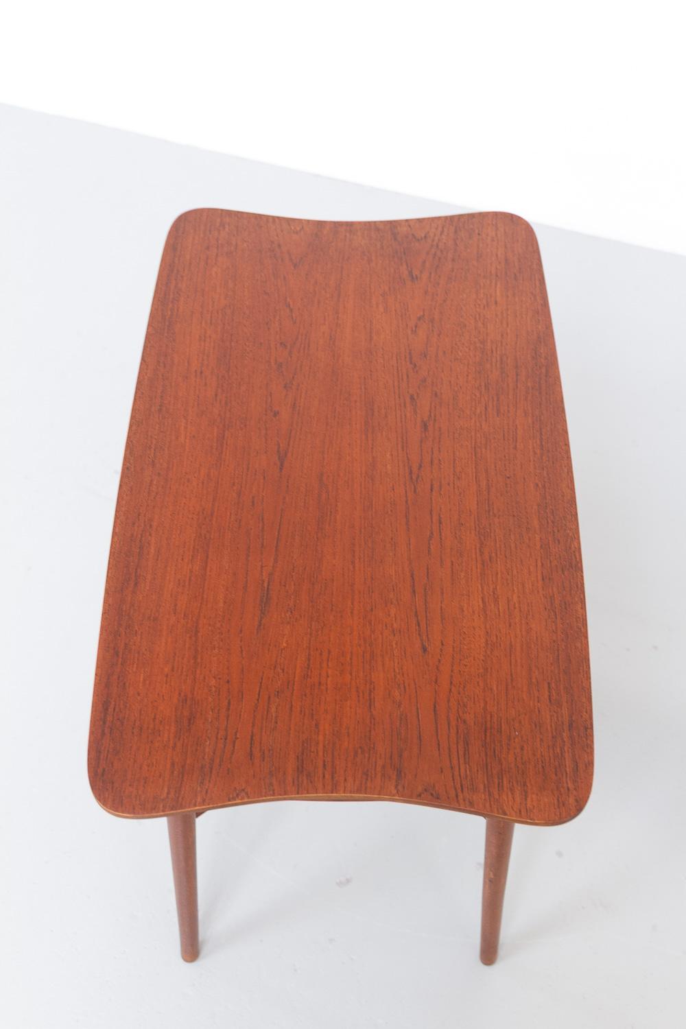 Table d'appoint ou table basse organique danoise en teck, années 1940. en vente 1