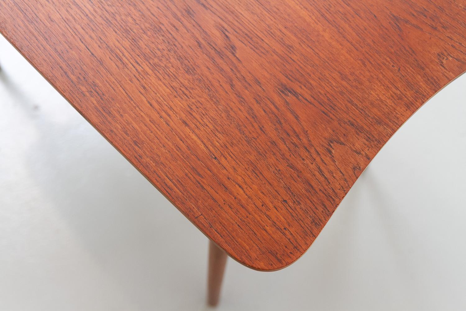 Table d'appoint ou table basse organique danoise en teck, années 1940. en vente 2