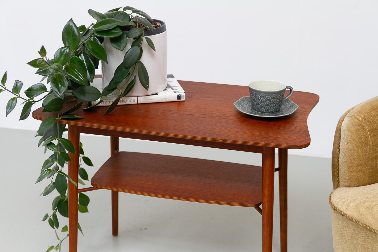 Table d'appoint ou table basse organique danoise en teck, années 1940. en vente 12
