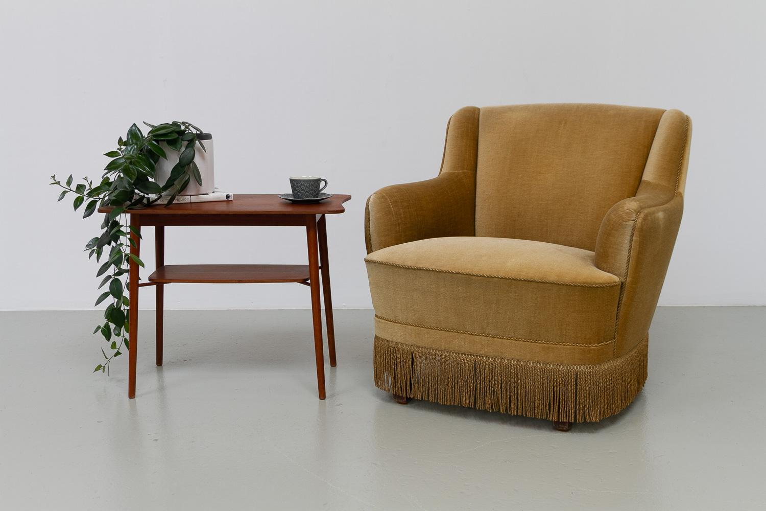Sedia da salotto danese in velluto di metà secolo, anni '60.

Bella poltroncina scandinava, accogliente e confortevole, rivestita in velluto giallo oro con braccioli curvi e frange.

Realizzato in Danimarca negli anni '60.

Condizioni originali