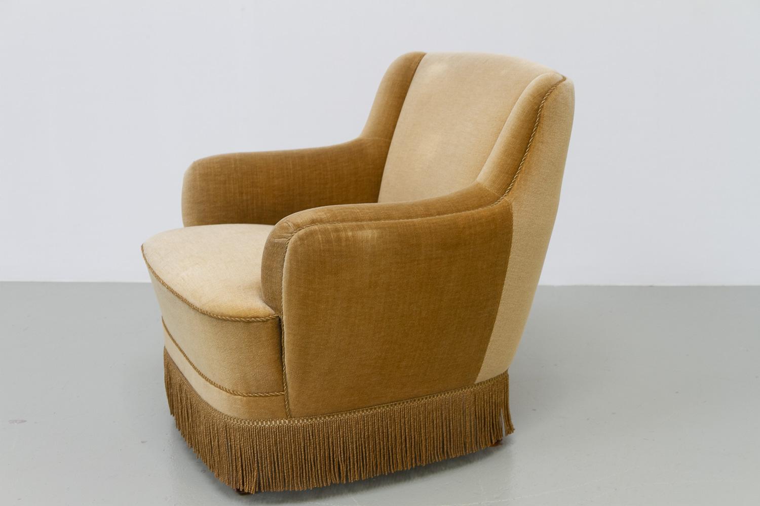 Sedia da salotto danese in velluto di metà secolo, anni '60. in vendita 5