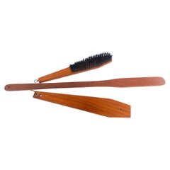 Dänisches Flur-Set aus Teakholz aus der Mitte des Jahrhunderts mit Stoffbürste und Schuhlöffel, 1950er Jahre.