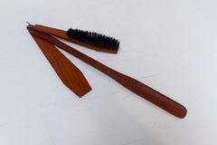 Dänisches Flur-Set aus Teakholz aus der Mitte des Jahrhunderts mit Stoffbürste und Schuhlöffel, 1950er Jahre.