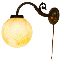 Wandleuchte im italienischen Jugendstil aus Glas und Messing in Mondform, 1920er Jahre.