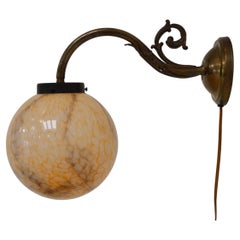 Wandleuchte im italienischen Jugendstil aus Glas und Messing in Mondform, 1920er Jahre.