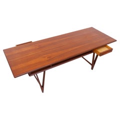 Kaffee-Tisch im dänisch-modernen Stil aus Teakholz mit Schubladen und V-förmigen Beinen von E. W. Bach, 1960er Jahre.