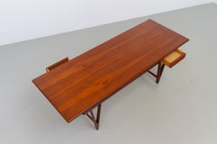 Kaffee-Tisch im dänisch-modernen Stil aus Teakholz mit Schubladen und V-förmigen Beinen von E. W. Bach, 1960er Jahre.