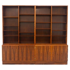 Grande bibliothèque moderne danoise en bois de rose, conçue par Carlo Jensen pour Hundevad, années 1960.
