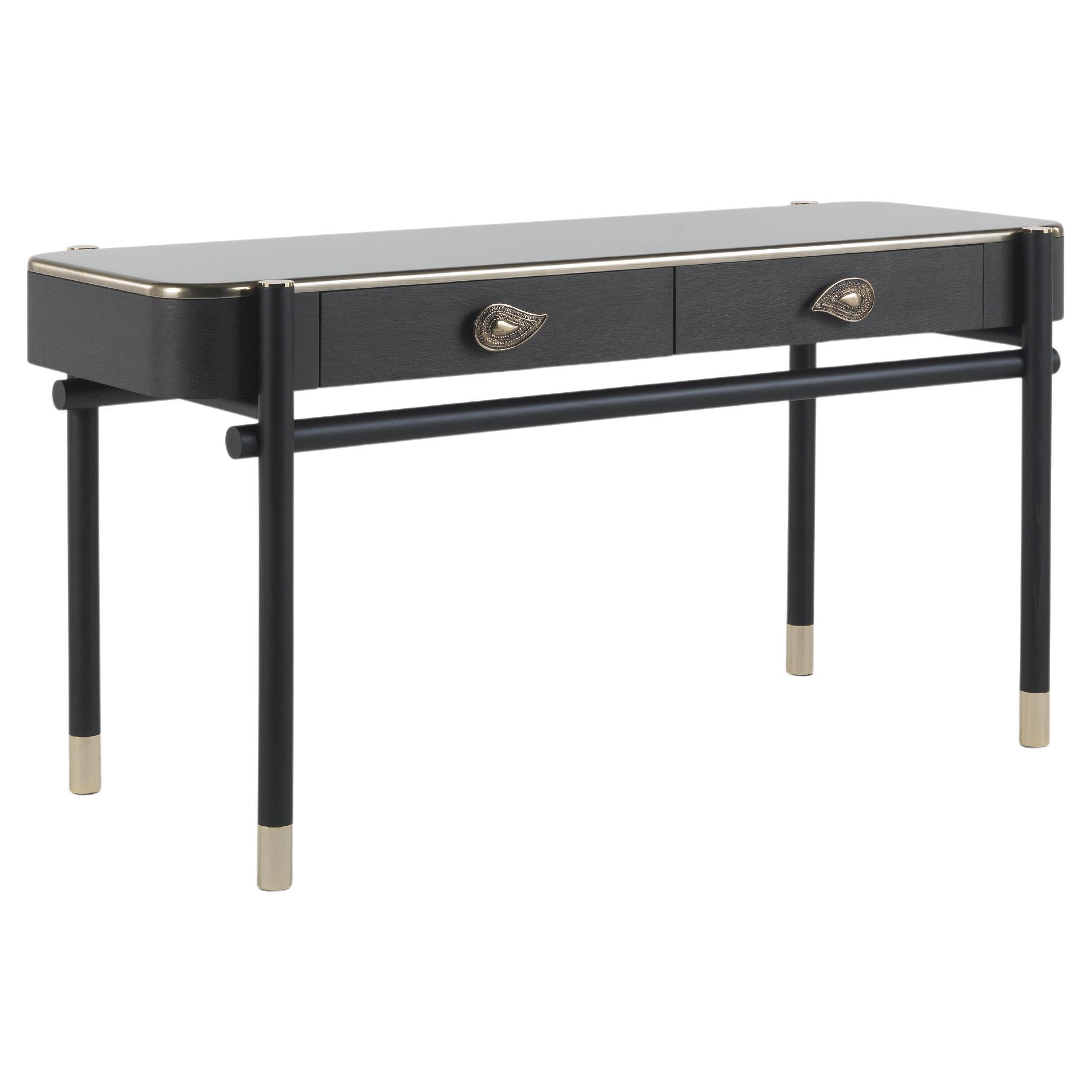 A warm combination of essences and finishes for the Woodstock dressing table, a piece of furniture that completes Woodstock collection launched in 2018. The structure is in matte dark wengè dyed wood, the top is in patinated gold liquid metal
