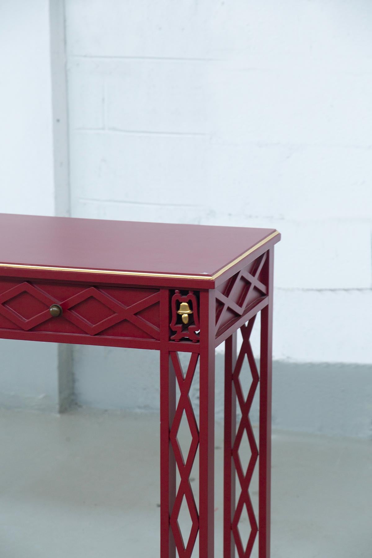 Laccato Italian Art Decò lacquered red console with gold inserts in vendita