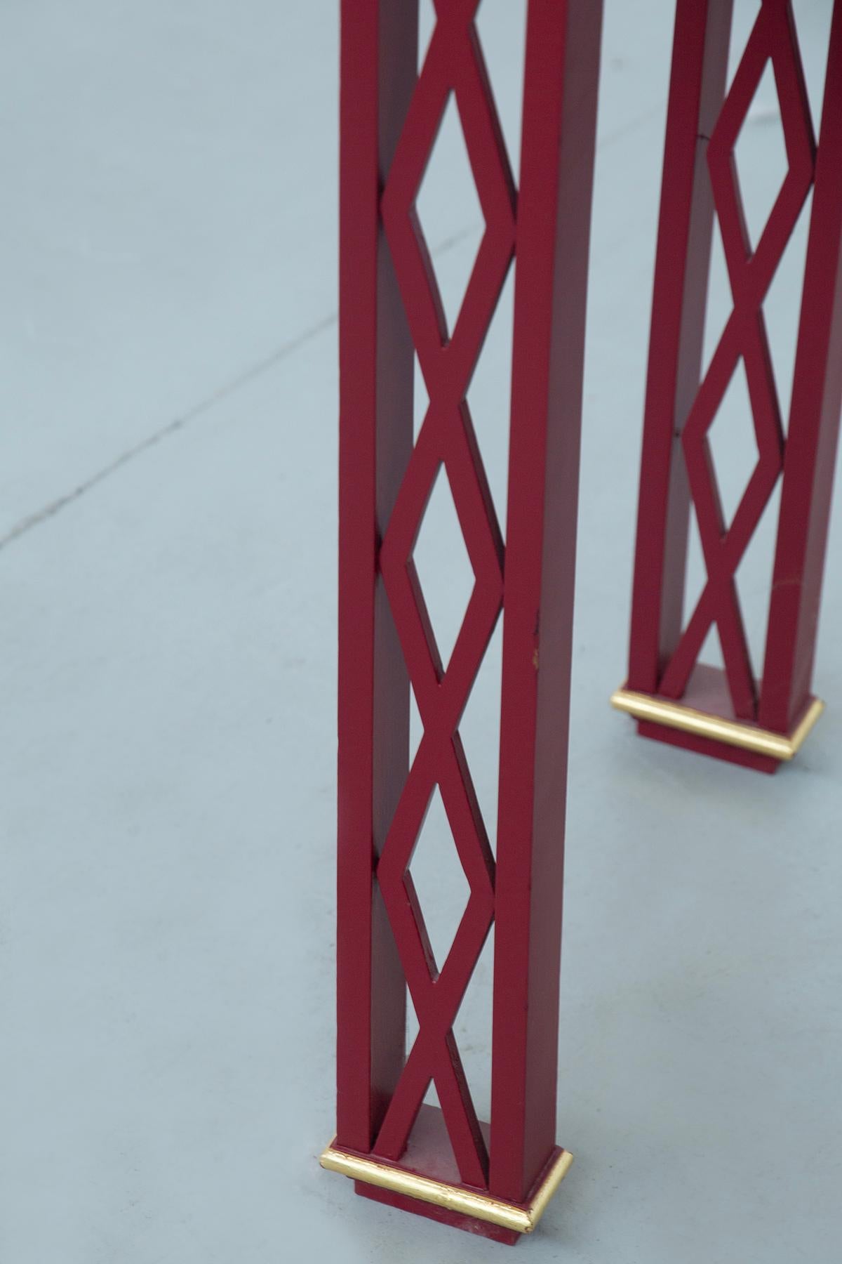 Italian Art Decò lacquered red console with gold inserts in vendita 3