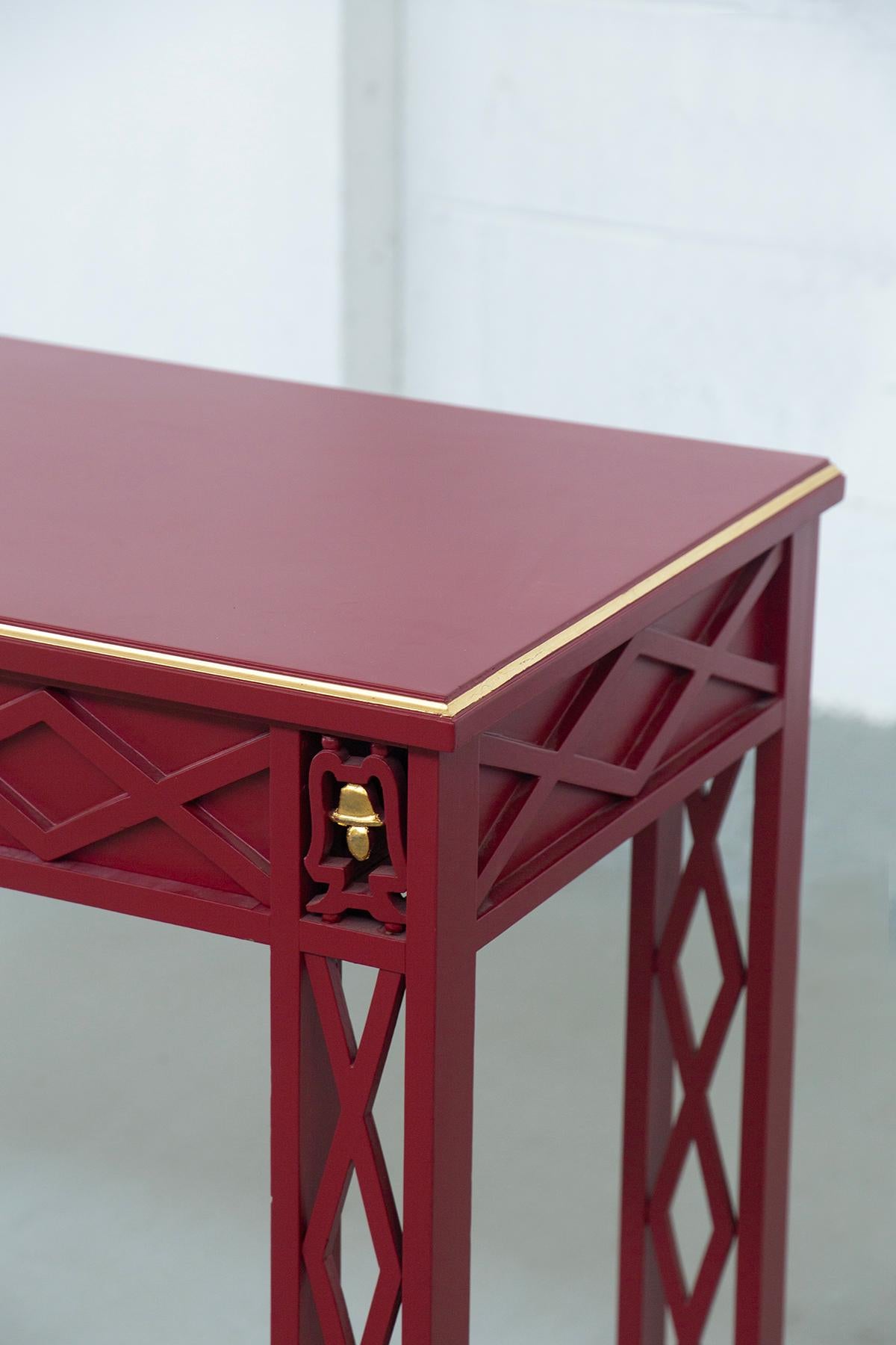 Italian Art Decò lacquered red console with gold inserts In condizioni buone in vendita a Milano, IT