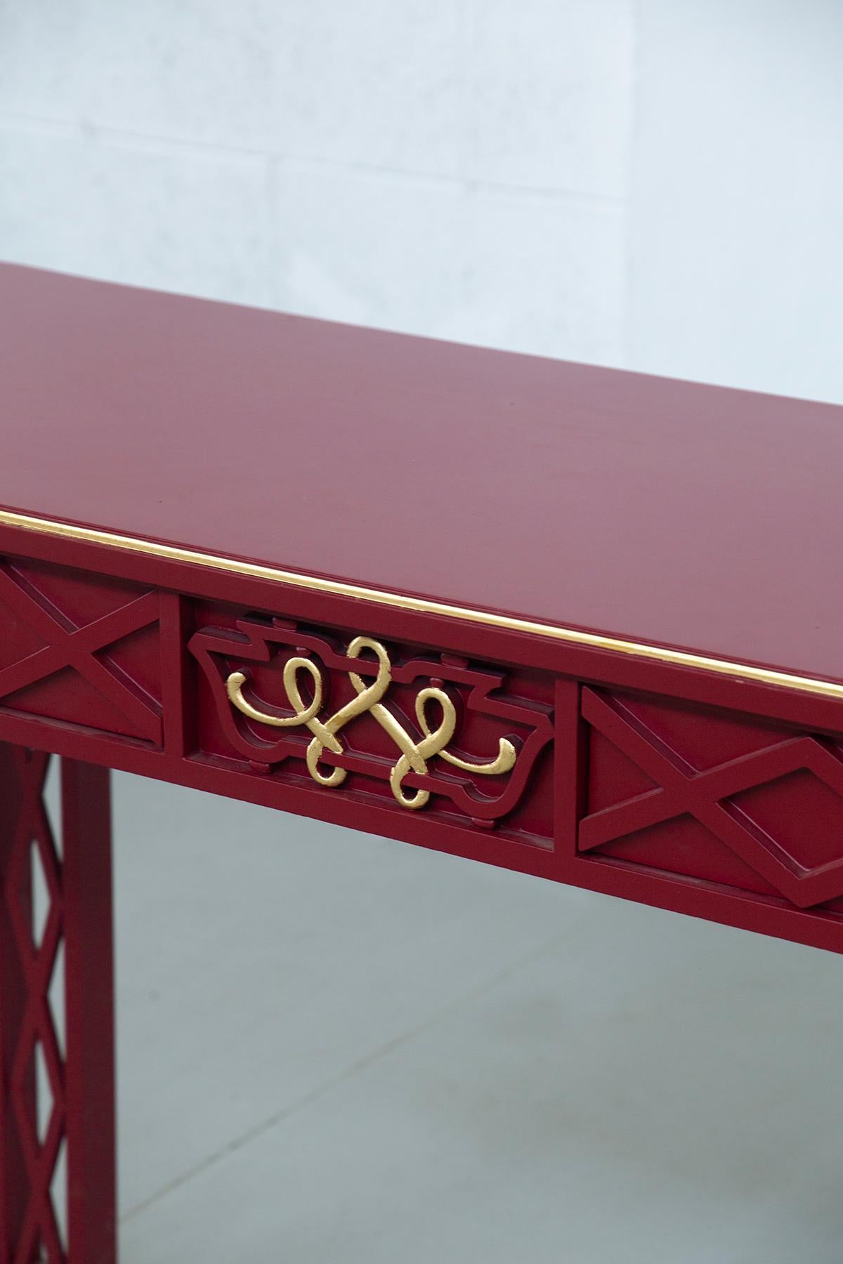 Mid-20th Century Italian Art Decò lacquered red console with gold inserts in vendita