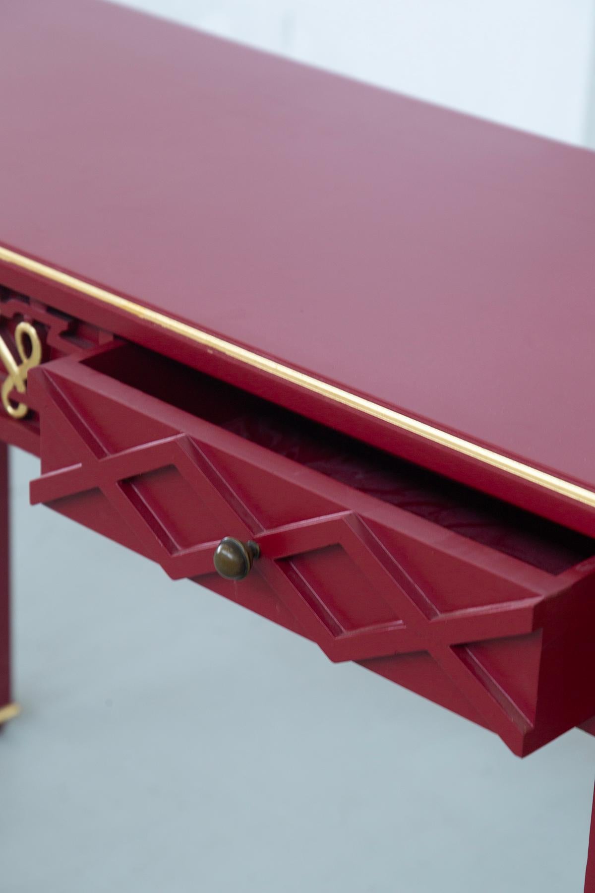 Italian Art Decò lacquered red console with gold inserts in vendita 1