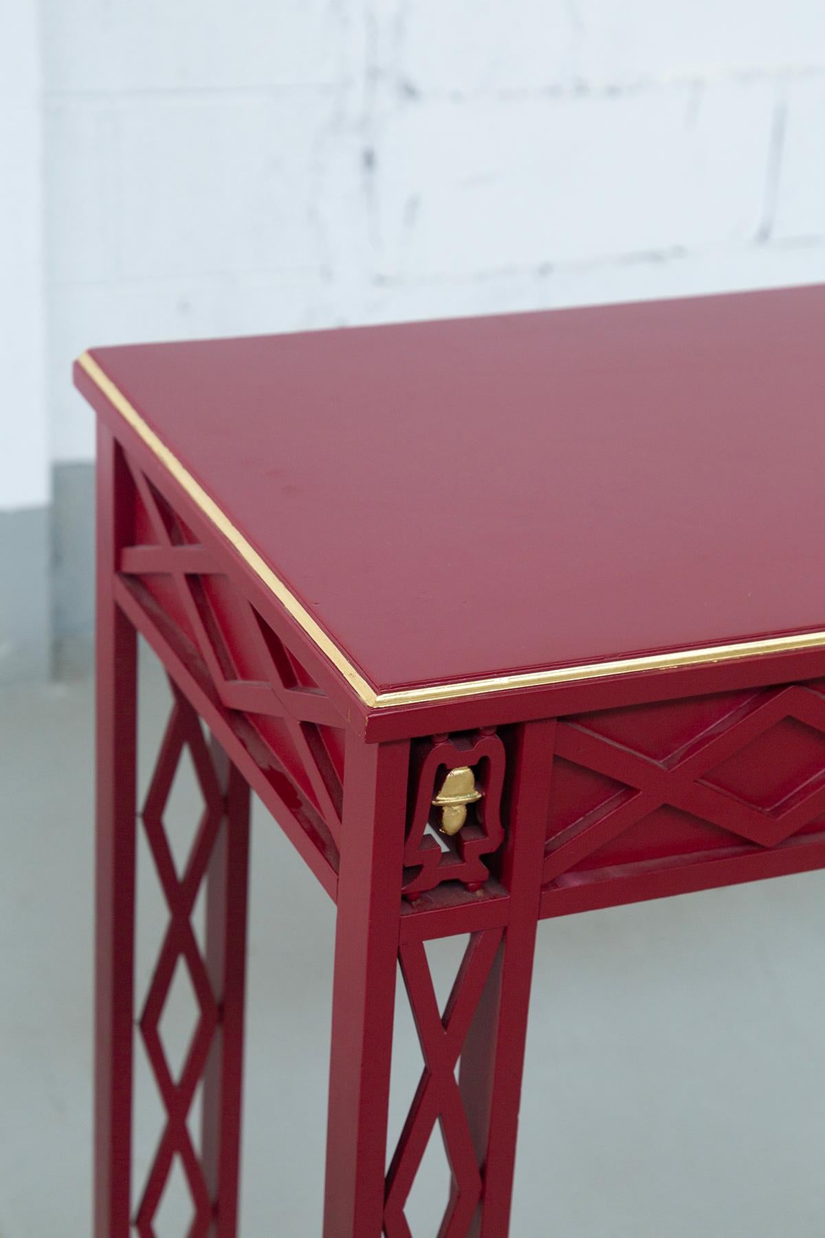Ottone Italian Art Decò lacquered red console with gold inserts in vendita