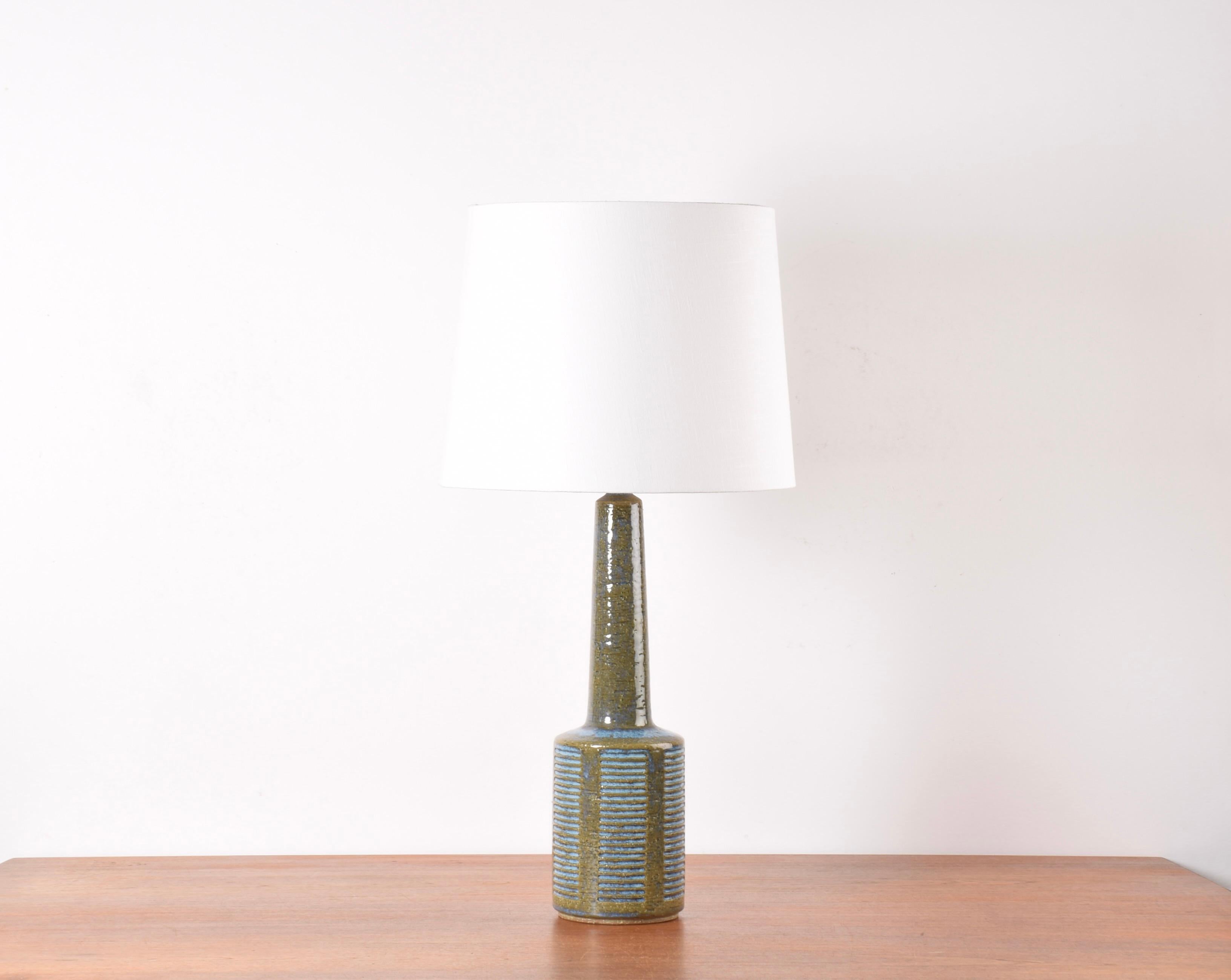 Lampada da tavolo alta di metà secolo della ditta danese Palshus.
La lampada è stata disegnata da Per Linnemann-Schmidt e prodotta intorno agli anni Sessanta.
È realizzata con argilla chamotte che conferisce una superficie ruvida e vivace. Lo smalto