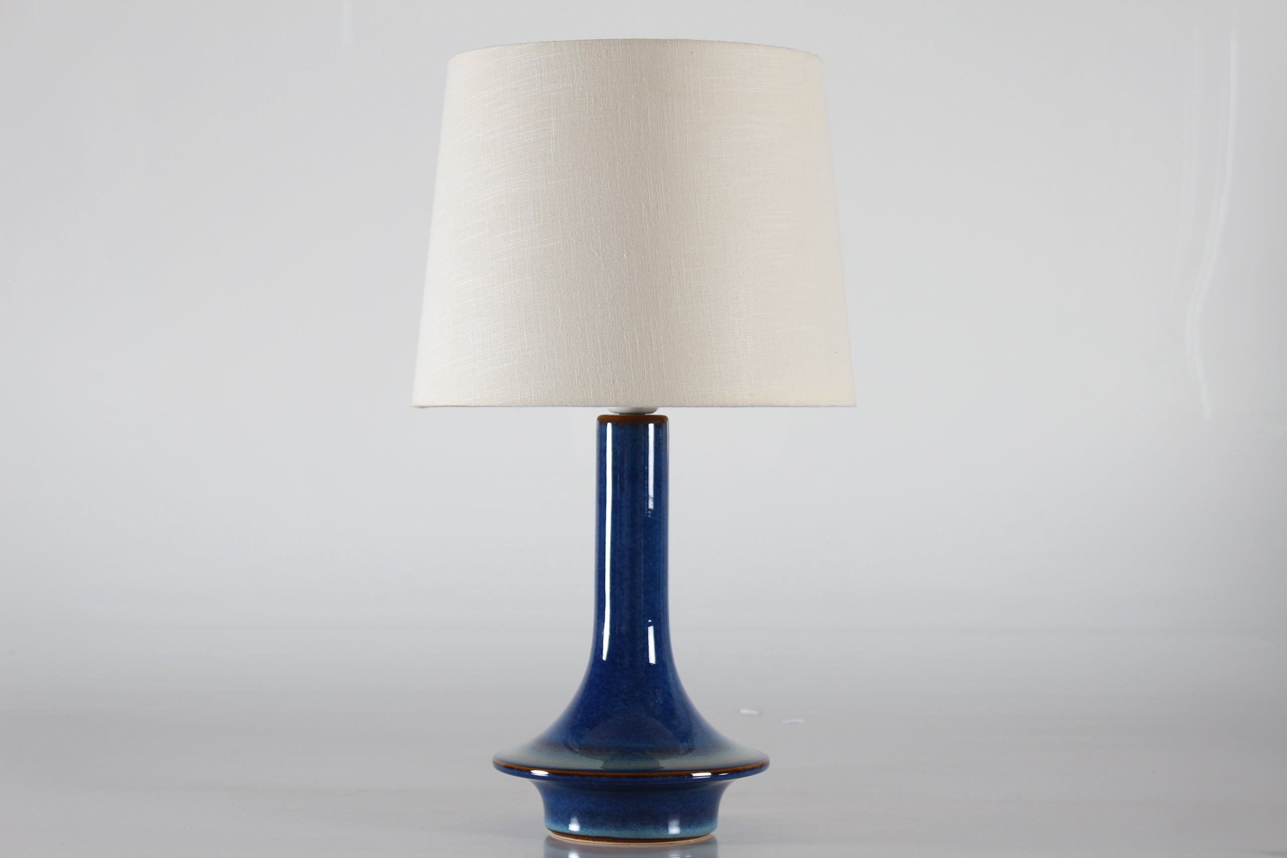 Danish Modern Sculptural ufo sharped table lamp made by Søholm Stentøj in the 1960s.
It's decorated with glossy glaze in a beautiful color play in dark blue and light green.

The new lamp shade is designed and made in Denmark. It's made of woven