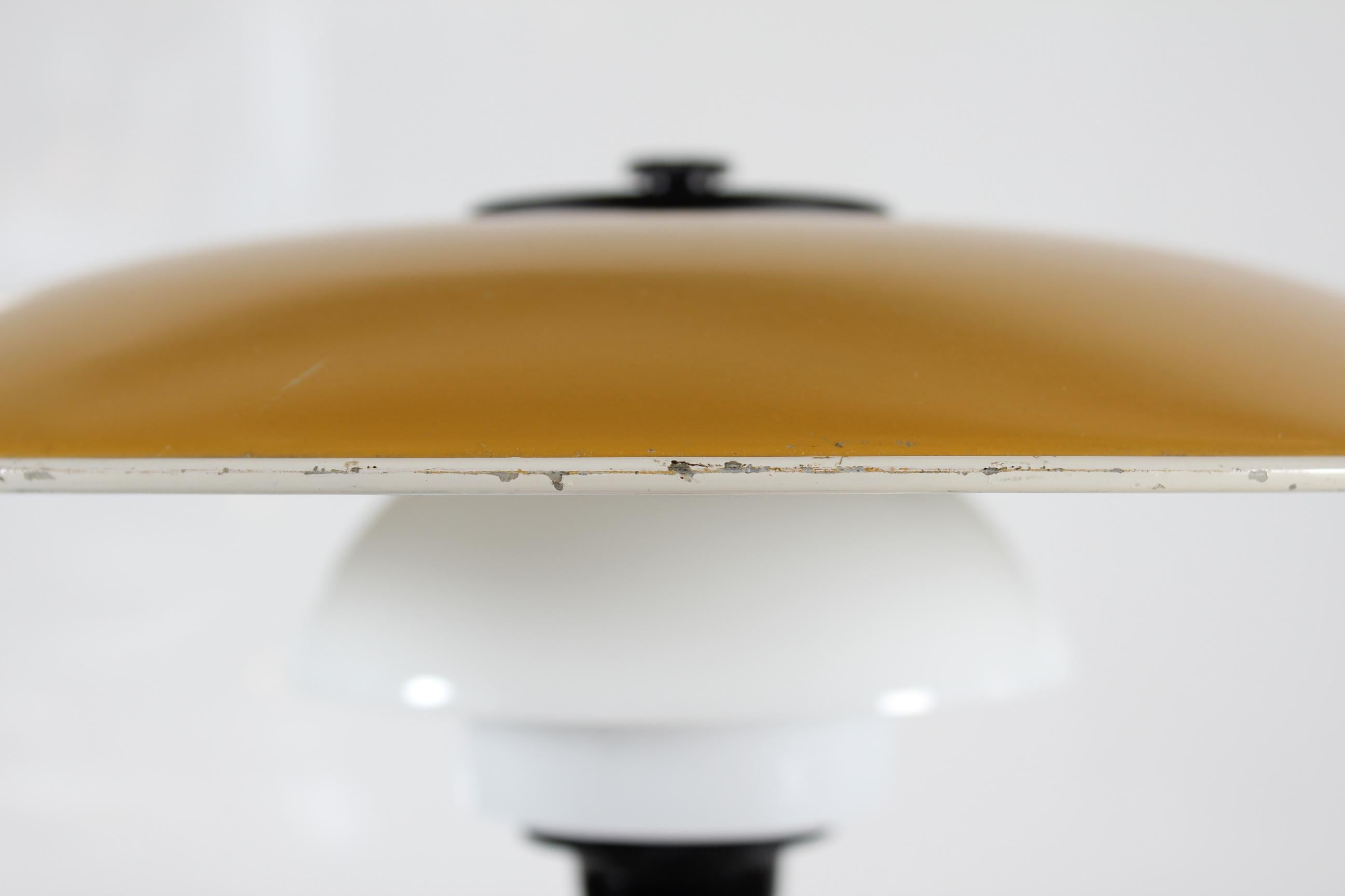 Milieu du XXe siècle Lampe de table Poul Henningsen Art Deco PH PH 3½-2 Verre + abat-jour jaune chaud années 1930 en vente