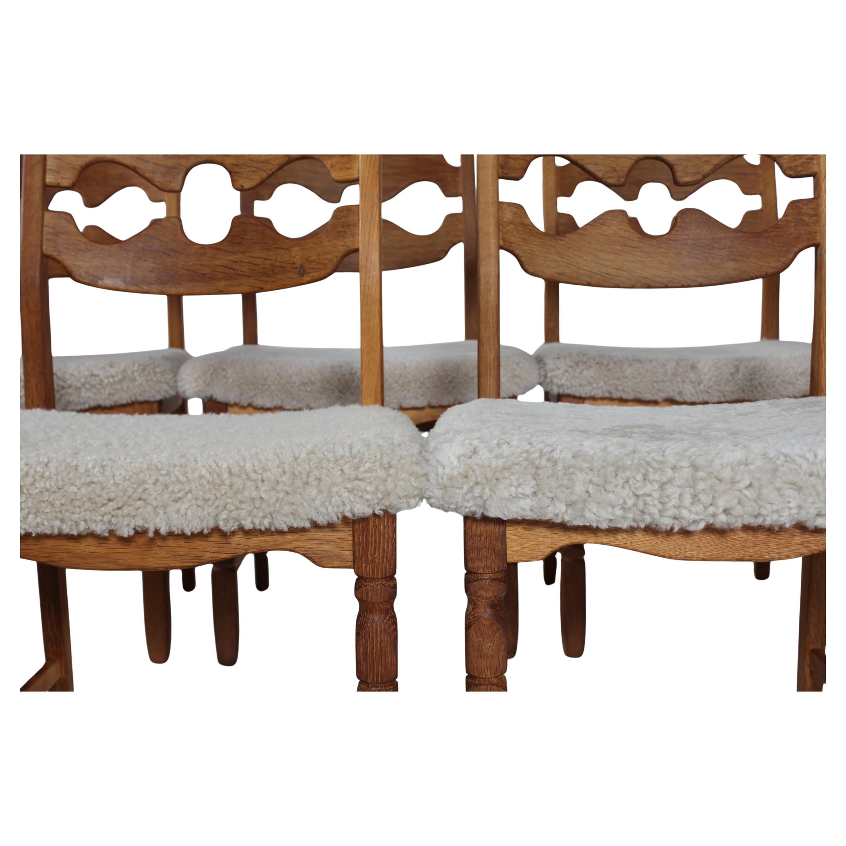 Ecco un set di 10 sedie danese vintage a lama di rasoio in stile country. 
Sono stati progettati da Henning Kjærnulf e prodotti dall'azienda danese Nyrup Møbelfabrik/ EG Furniture.
Le sedie sono realizzate in rovere massiccio con un colore caldo e