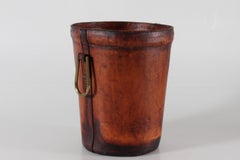 Dänischer Papierkorb aus Leder im Stil von Carl Auböck aus der Mitte des Jahrhunderts, ca. 1960er Jahre