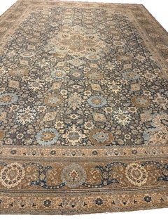 Alfombra Tabriz antigua de lana tejida de color azul marino, con motivos arabescos por toda la superficie y medallones, de la década de 1880