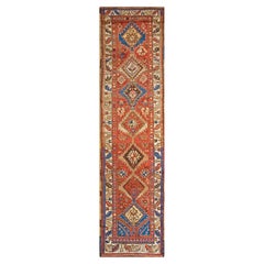 Alfombra de pasillo kurda antigua de los años 30, con diseño clásico tribal de diamantes y coral
