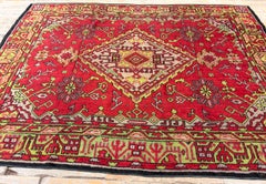 Antiker europäischer Donegal-Teppich im Arts-and-Crafts-Stil aus den 1920er Jahren mit leuchtend rotem Feld und Medaillon