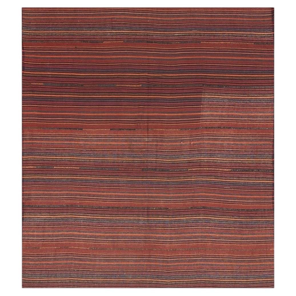 Tappeto turco Kilim vintage a righe degli anni '50, moderno, a trama piatta, multicolore, piccolo e quadrato