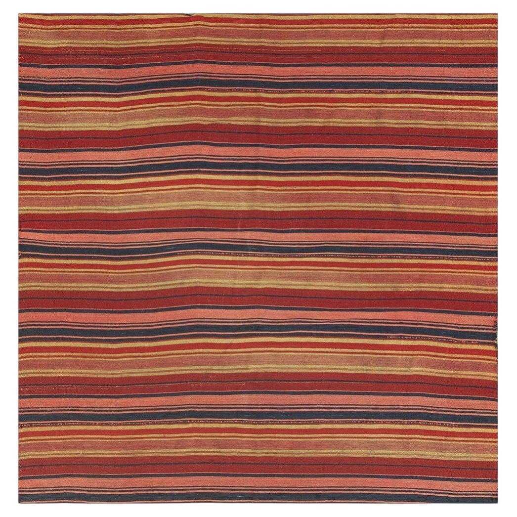 Tappeto kilim decorativo turco vintage degli anni ’50, a trama piatta, con motivi a strisce e campi multipli