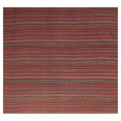 Tappeto decorativo turco vintage in stile kilim degli anni ’50, con vistose strisce multicolori, di piccole dimensioni