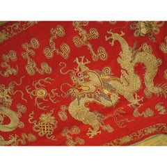 Tejido antiguo de seda y hilos metálicos con un dragón chino rojo, de la década de 1870, con forma cuadrada para puerta