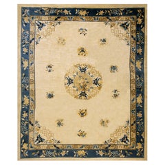 Tapis oriental en laine des années 1920, de style « Field Antique », aux couleurs beiges, orné d'un médaillon floral de style pékinois