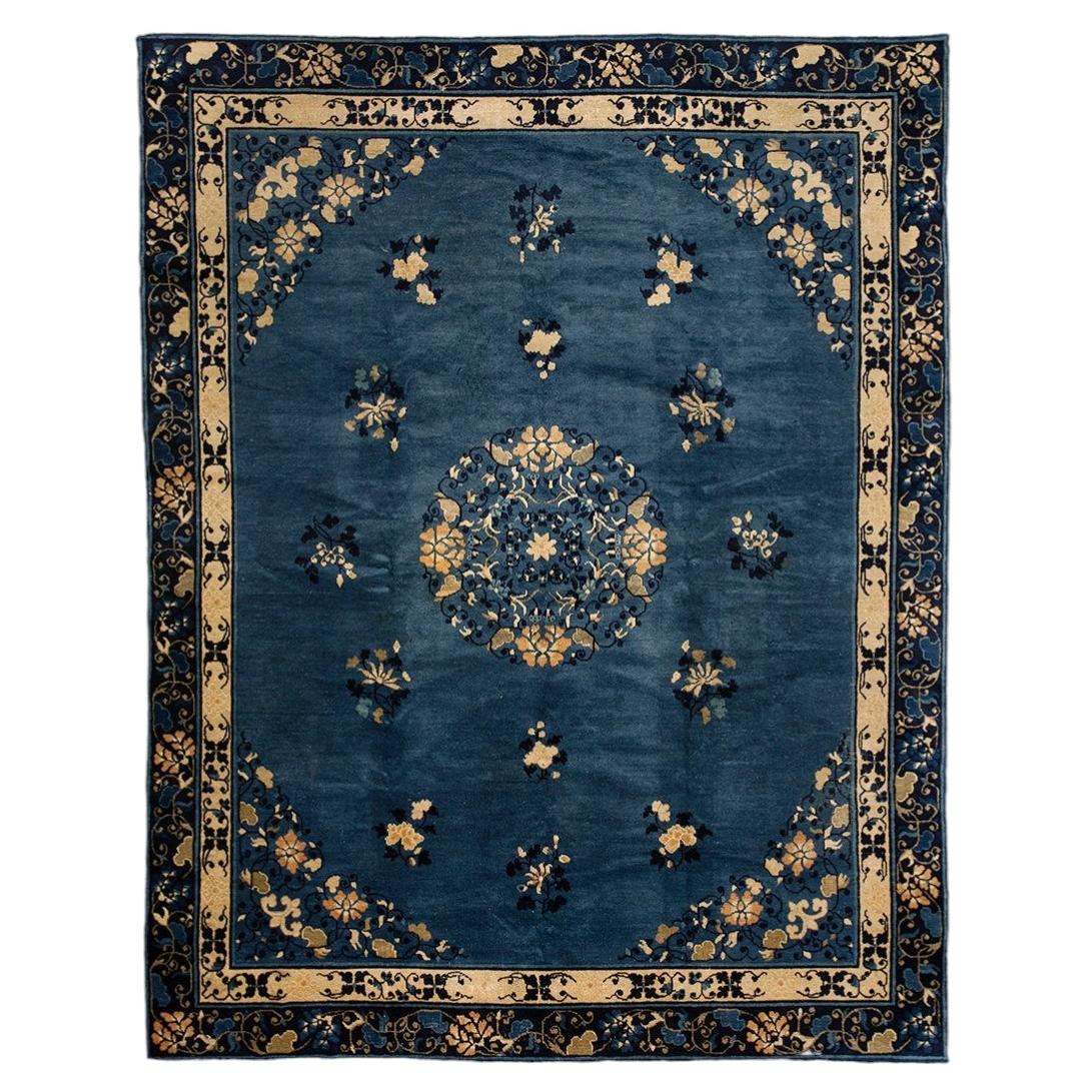 Alfombra china antigua de Pekín de los años 20, con fondo azul marino y diseño floral en forma de medallón