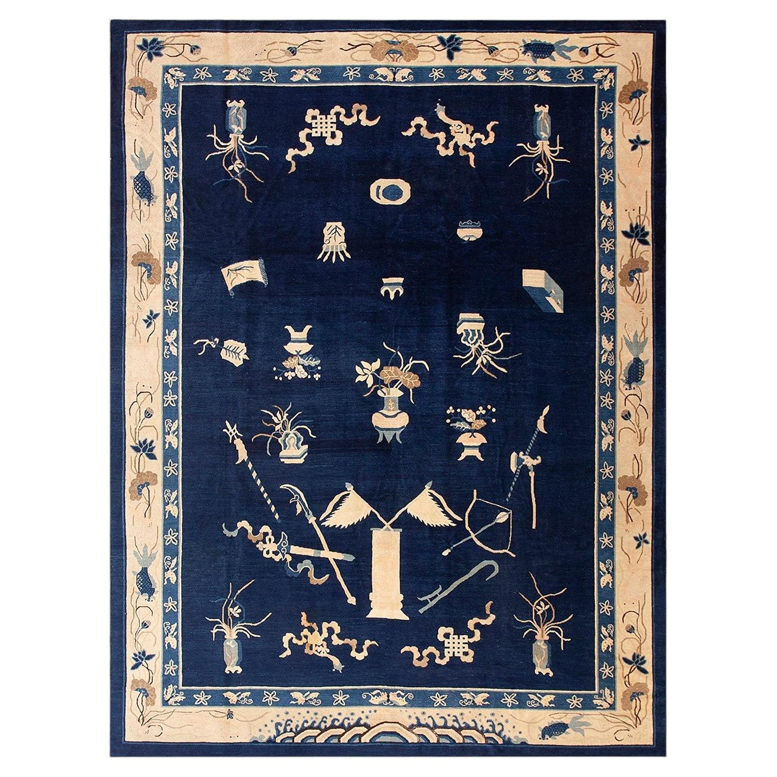 Alfombra china antigua de Pekín, de color azul marino y beige, con motivos de estilo chinoiserie en venta