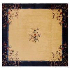 Tapis chinois antique de Pékin en laine nouée, des années 1920, de couleur beige, à motifs de médaillons sur fond ouvert