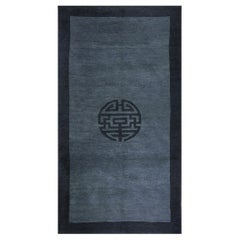 Alfombra china antigua de Pekín de los años 20, con medallón azul y símbolo «Shou», tejida a mano con lana