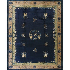Alfombra antigua china de los años 20, estilo Art Déco de Pekín, con motivos florales, en tonos azul marino intenso y un paisaje sereno, tejida con nudos