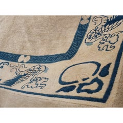 Antiker chinesischer Drachen-Teppich im Peking-Art-Dekostil aus den 1930er Jahren, minimalistisch, in Elfenbeinfarbe, mit offenem Feld