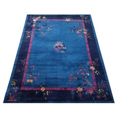 Alfombra china antigua de estilo Art Déco de los años 20, con motivos florales tradicionales sobre fondo azul y tejida con lana anudada
