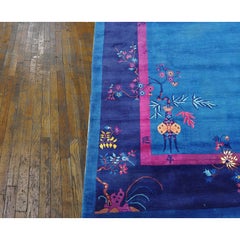 Alfombra china antigua de estilo Art Déco de los años 20, con motivos florales tradicionales sobre fondo azul y tejida con lana anudada