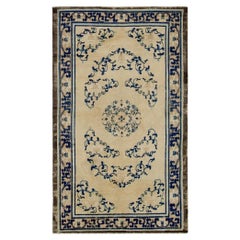 Piccolo tappeto cinese antico dello stile Qing del XVIII secolo, con medaglione, in beige, proveniente dalla regione del Ningxia