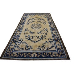 Piccolo tappeto cinese antico dello stile Qing del XVIII secolo, con medaglione, in beige, proveniente dalla regione del Ningxia