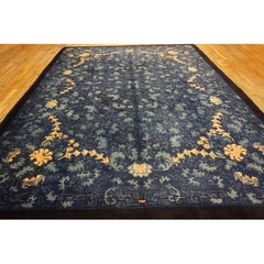Tapis traditionnel chinois de style damas, des années 1920, sur fond bleu marine, de taille « Peking Room »
