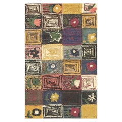 Alfombra vintage estadounidense de los años 80, de estilo folk, con rosas geométricas multicolores sobre fondo, tejida con la técnica del ganchillo