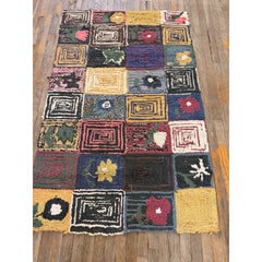 Alfombra vintage estadounidense de los años 80, de estilo folk, con rosas geométricas multicolores sobre fondo, tejida con la técnica del ganchillo