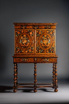 Importante armario con marquetería de olivo, ostra y motivos florales de la época de William y Mary, con pedestal