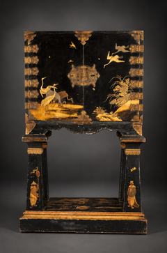 Ein Queen Anne Chinoiserie-Schrank aus dem frühen 18. Jahrhundert mit Japanglas auf einem Ständer.