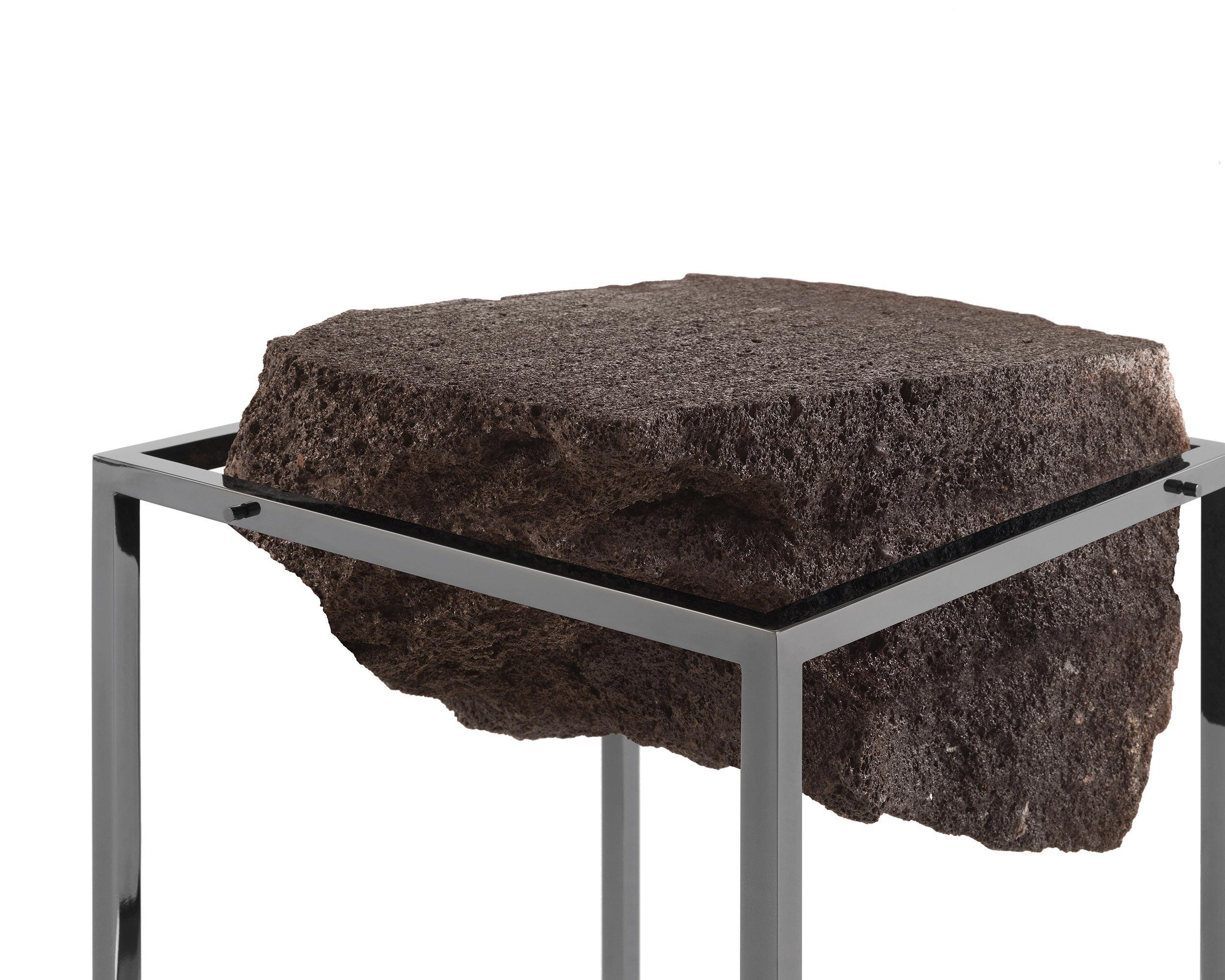 En vente : Black (Chrome Black) Grande table d'appoint Antivol du 21e siècle en laiton et pierre de lave naturelle par CTRLZAK 3